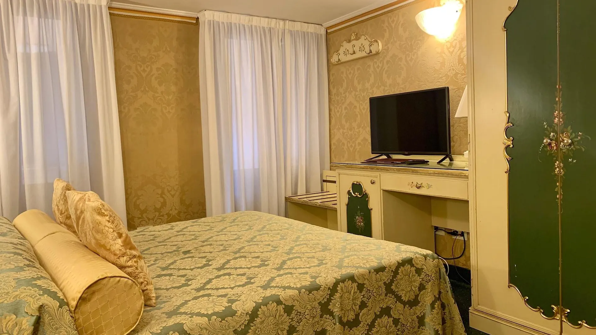 Hotel Becher Venice 3*,